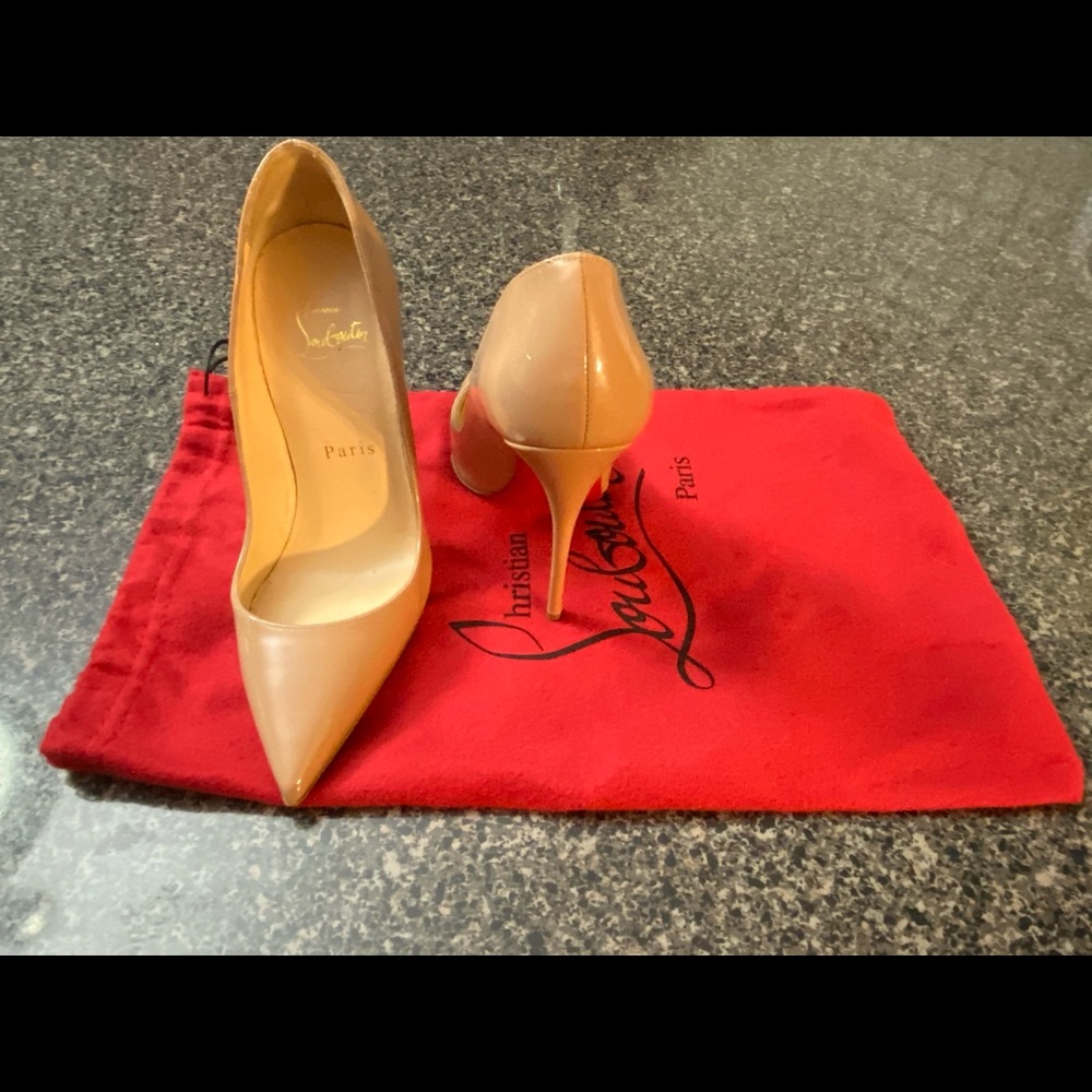 Selling size 34.5 Made of nude patent leather.